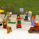 Ilustración para el artículo titulado Lego incluye una figura en silla de ruedas por primera vez en su historia